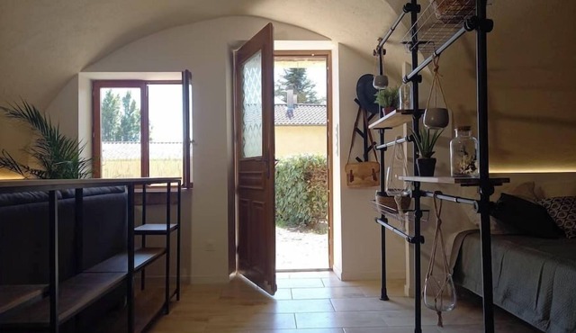 Large studio with garden and free parking