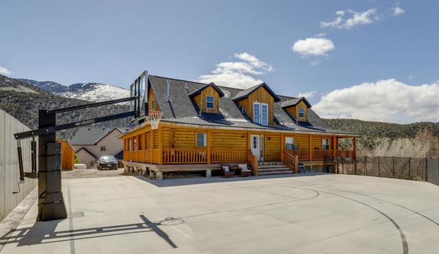 Large Sterling Cabin < 1 Mi to Palisade State Park