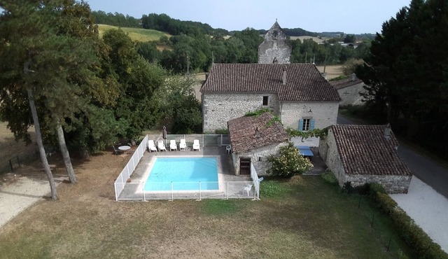 Large stone house with pool, quiet, 16 people.