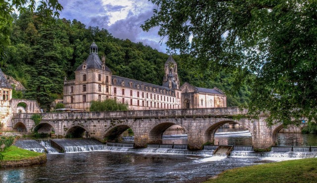 Large stone house, calm of the countryside, 15 mn from the center of Bergerac