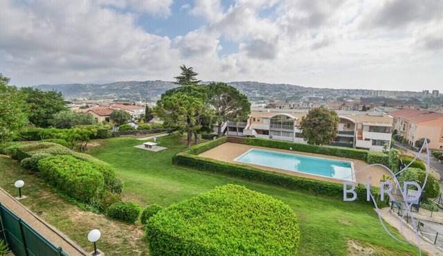 Large studio with swimming pool and open view