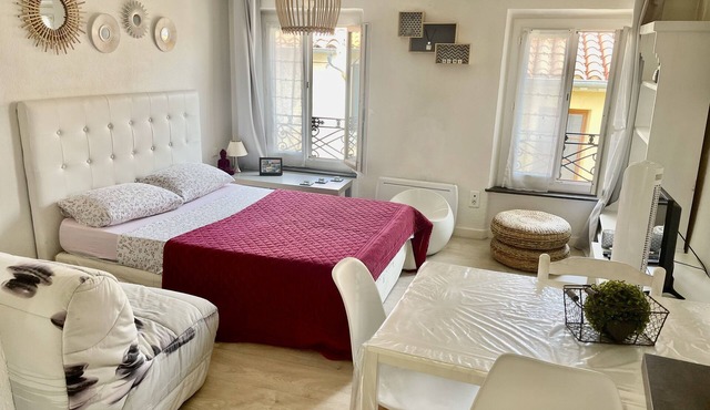 LARGE STUDIO CROSSING ANY TEAM AT THE FOOT OF THE ROWS