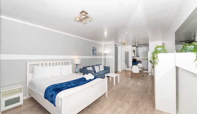 Large studio Full Kitchen double bed