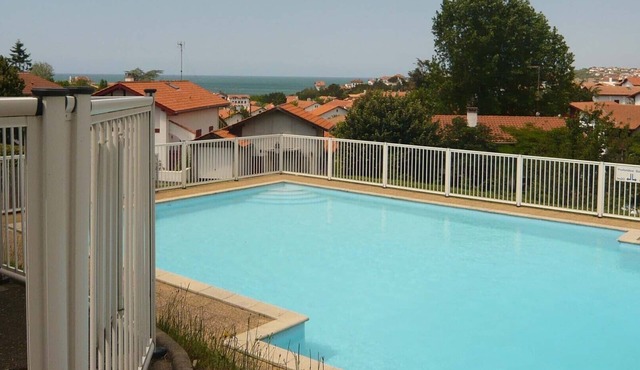 Large studio GUETHARY with covered terrace and private pool