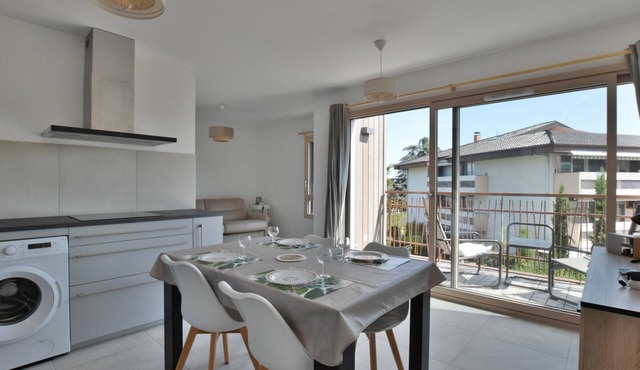 Large studio in Thonon, near lake with parking