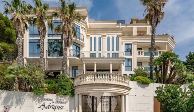 Large studio with luxury terrace, full village view and close to the sea