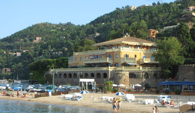 Large studio with loggia on the seafront in Théoule-sur-Mer. Exceptional view.