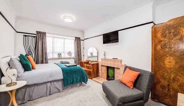 Large Studio with Bath & Walk-In Shower in central Southsea