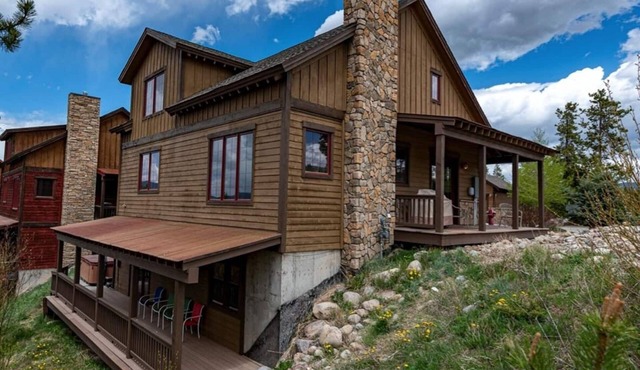 Large Stunning home, Shuttle, Hot Tub Views & Close!