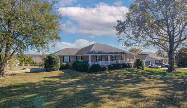 large Stunning Retreat 15 min to Downtown Huntsville 3br/3bath