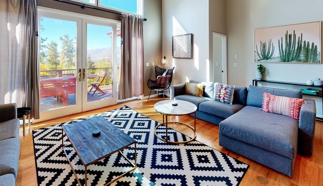 Large & Stylish 'Hemlock Hideaway' w/Private Hot Tub, Deck, WiFi, Stunning Views