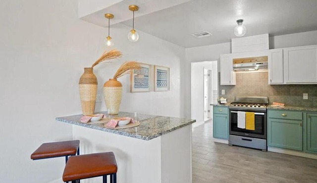 Large Stylish Hm W Big Back Yard
