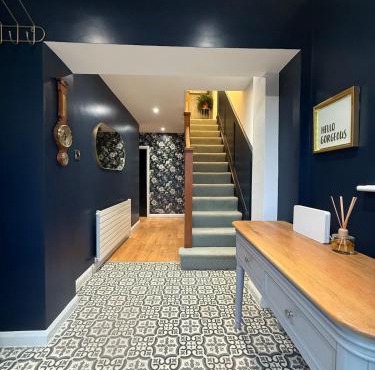 Large stylish home with Games room 5 bedroom sleeps 10 free WiFi and parking