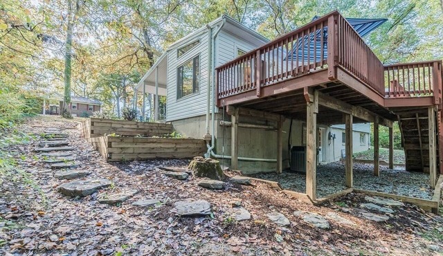 Large Stylish Suite on Private Wooded Lot near DC