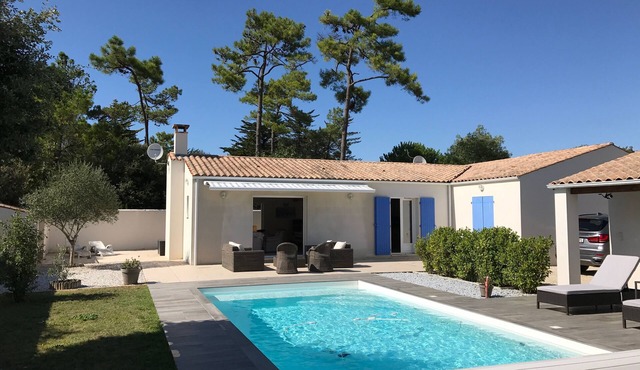 Large summer house with swimming pool, ideal for family and friends !