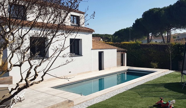 Large Sunny Villa with Pool in Saint Georges d'Orques