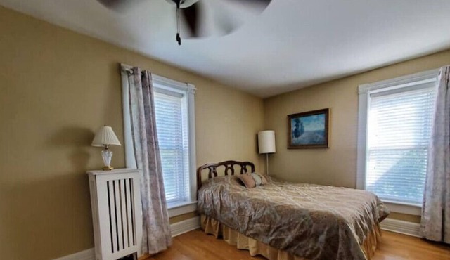 Large Suite 2 beds plus Murphy full, Victorian Farm Style, Downtown Plainfield