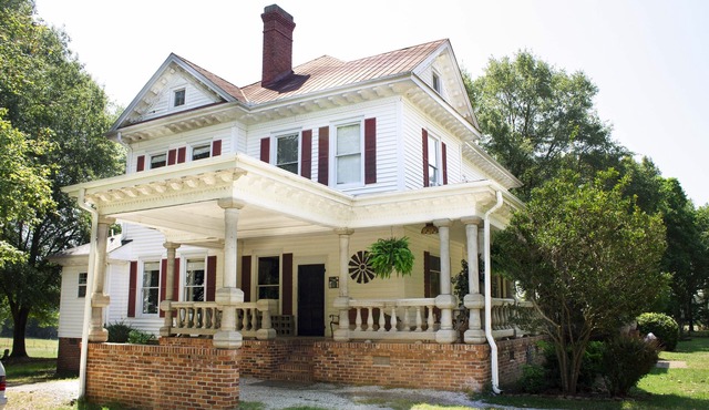 Large Suite in Historic Farm with Private Entrance, Private Bath Kitchenette