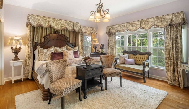 Large suite w/king bed! The Blooming Garden!