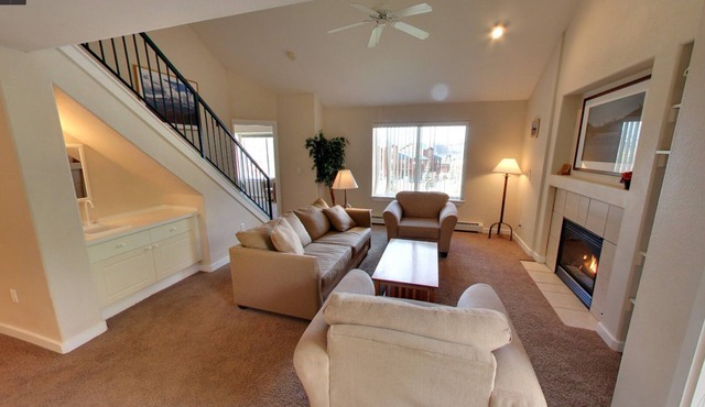 Large Summit Cove Condo - Free WiFi, Fireplace, Hot Tub, Pool, Close to Slopes