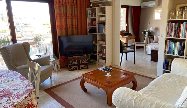 Large sunny flat just minutes from the Croisette, Cannes, with PRIVATE PARKING