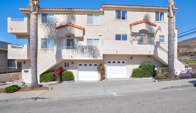 Large Sunny Pismo Beach Condo Down the Street From the Beach!