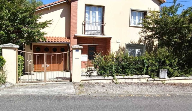 Large, sunny, very bright house with enclosed garden.