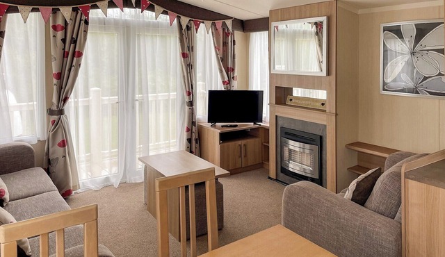 Large, supreme 12ft-wide caravan with one double with en suite W.