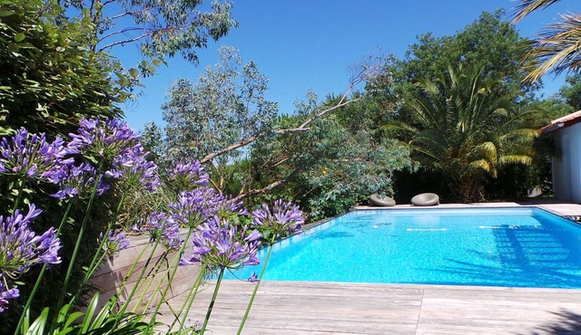 Large swimming pool, 5.5km from the beach, 2km from the golf course, direct access to cycle path