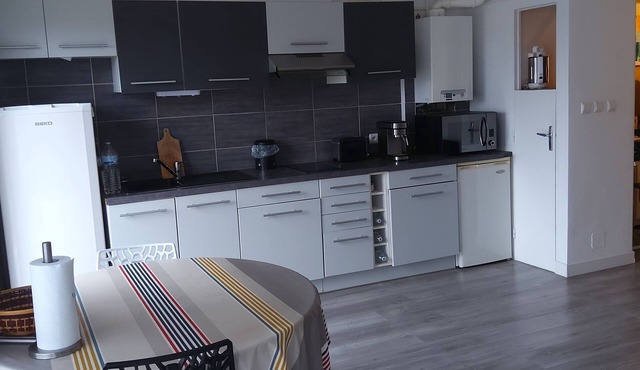 Large T2, close to town center, train station, golf course, shops. Private parking included