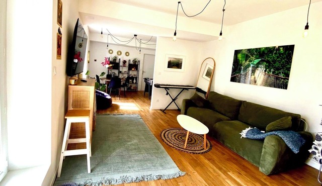 Large T2 near Poitiers train station, 12-minute drive from Futuroscope