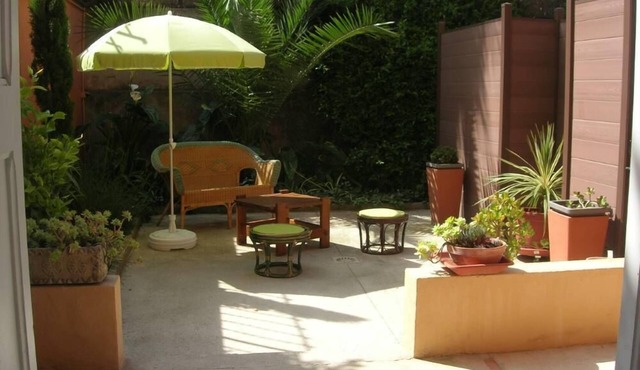 Large T2 of character, downtown with garden/patio.