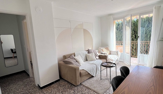 Large T2 Seaside Bormes La Favière quiet center