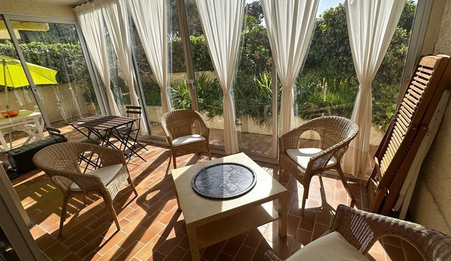 Large T2 with loggia and terrace near the port of Saint Mandrier and the beaches