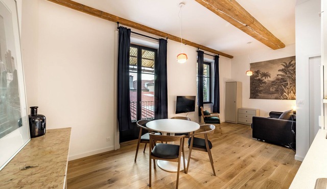 Large T2 with balcony near Cité Internationale