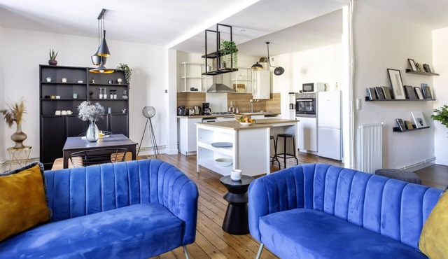 Large T3 pedestrian street office and terrace