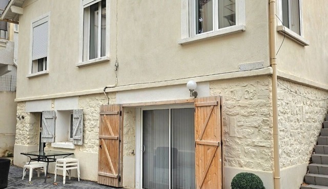 Large T5 near town center with terrace and private pool