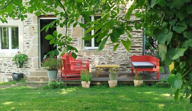 Large, tastefully renovated country house with shady garden