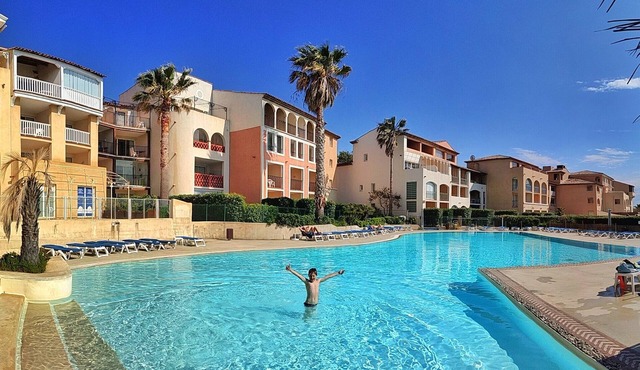 Large terrace, 50m from beach with sea view + private pool