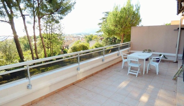 Large terrace of 30 m² with sea view! Private parking.