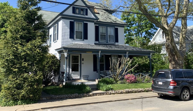 Large third floor studio in-town VH, ferry