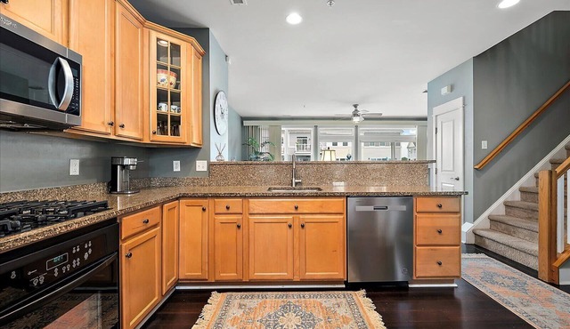 Large Three Bedroom Townhome with Nice Amenities