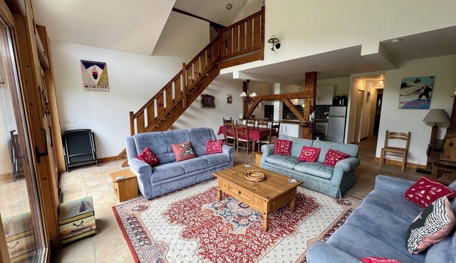 Large Top Floor Apartment with balcony & views! Sleeps 10, family friendly.