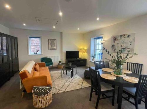 Large town centre apartment with parking