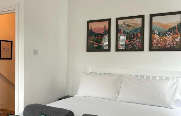 Large Town Centre Apartment - Long & Short term available