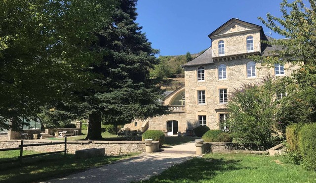 Large town house and outbuilding (sleeps 20)