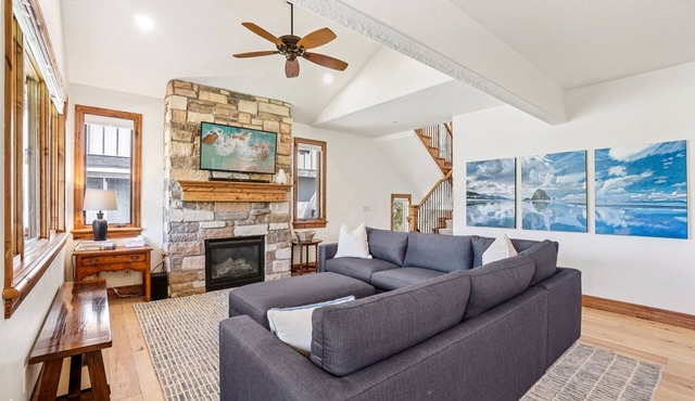 Large Townhome - DV Skiing Access - New Hot Tub!