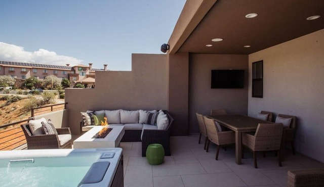 Large Townhome w/Private Hot Tub & Air Hockey