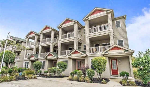 Large Townhouse - 4 BR - w/pool!