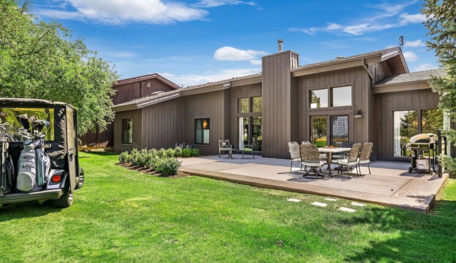 Large Townhouse on 18th green- beautiful location, indoor golf simulators 4 rent